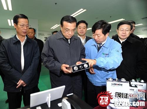 12月1日至2日,中共中央政治局常委、国务院副总理李克强在天津考察。 这是12月2日,李克强在力神电池公司观看产品展示,了解自主知识产权核心技术应用情况。 新华社记者 李涛 摄