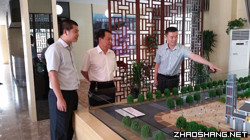 市政府驻福州办主任冯兴华一行参观舜新城市广场